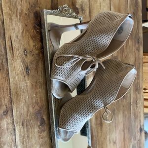 Woman’s Stylish Heels Size 8 1/2